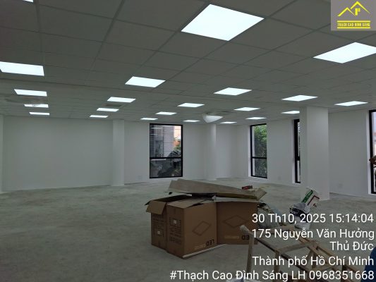 thi công trần thả phòng làm việc